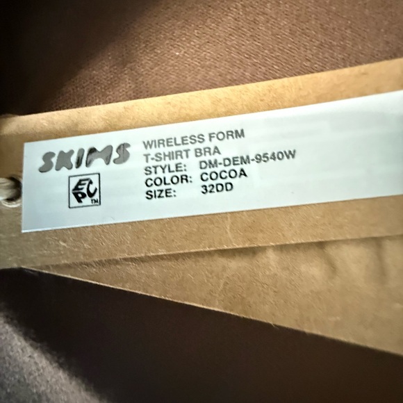 SKIMS Cocoa Wireless T-Shirt Bra - Picture 3 of 4